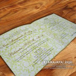 undangan pernikahan hijau pupus ornamen
